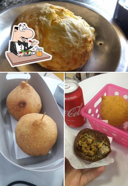 Omeletes e falafels em Petit lanches