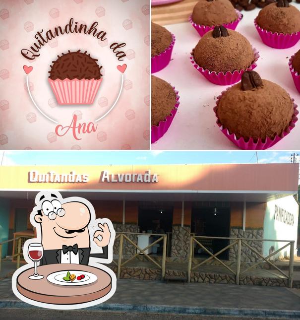 Confira a foto apresentando comida e exterior a Quitandinha Alvorada