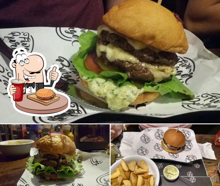 Consiga um hambúrguer no Five Burger