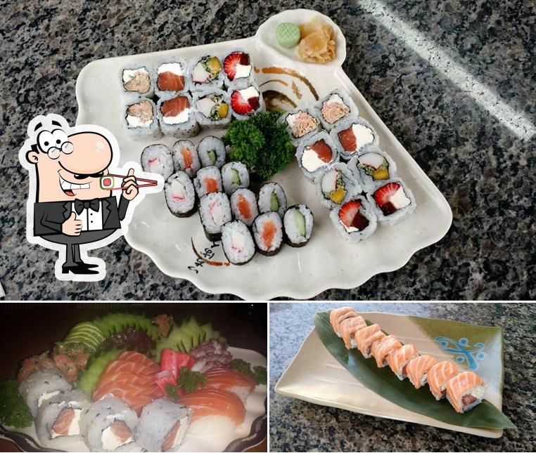 Rolos de sushi são disponibilizados no Heiden Sushi