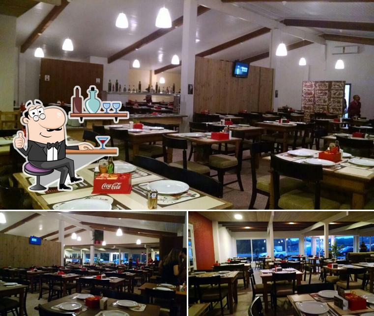 Sente em uma das mesas no Pizzaria D'julius Rodízio