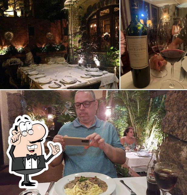 Sente em uma das mesas no Fiorino Ristorante