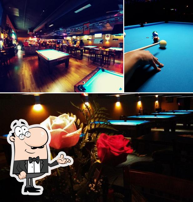 Посмотрите на внутренний интерьер "Kolby's Restaurant Bar and Billiards"