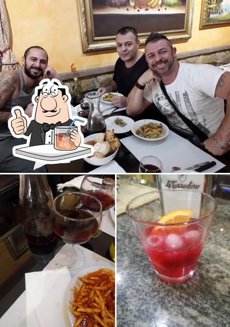 Tra le diverse cose da Bar Tavola Calda Pappagone si possono trovare la bevanda e tavolo da pranzo