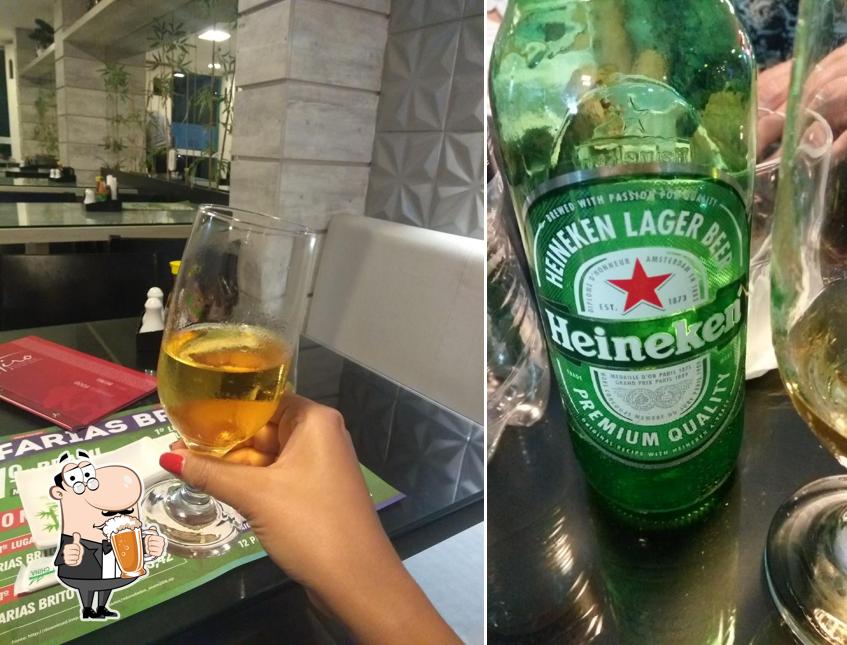 Desfute um copo de cerveja leve ou escura