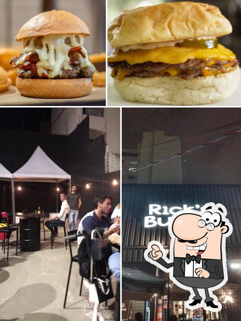 A imagem da interior e comida no Rick’s Burger Express