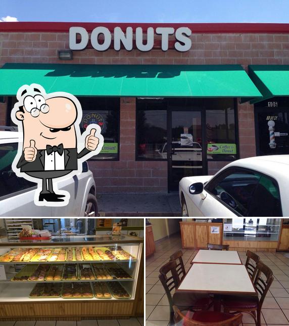 Vea esta imagen de New York Donuts