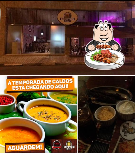 Entre diversos coisas, comida e balcão de bar podem ser encontrados no Espetos Beer