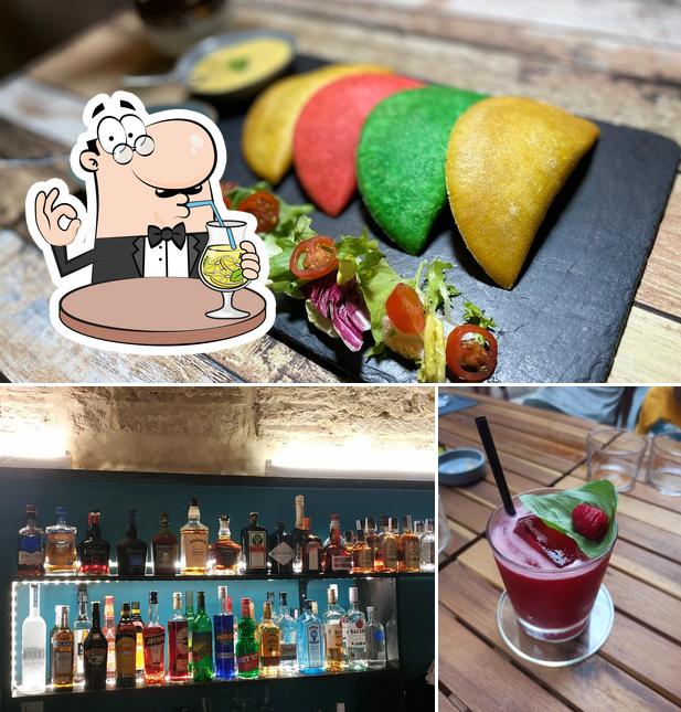 Parmi les diverses choses de la boire et la nourriture, une personne peut trouver sur La Colombiana, Bar à Tapas & Cocktails, Resto