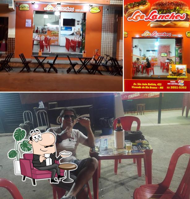 O interior do Léo Lanches