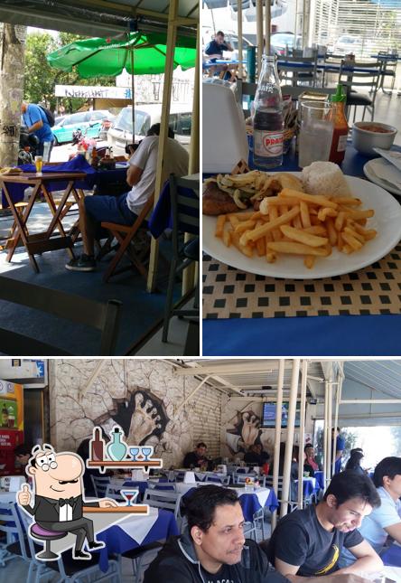 Sente em uma das mesas no Bar Pé Pra Fora