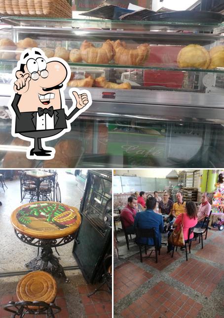 Among different things one can find interior and food at La Mata del Café