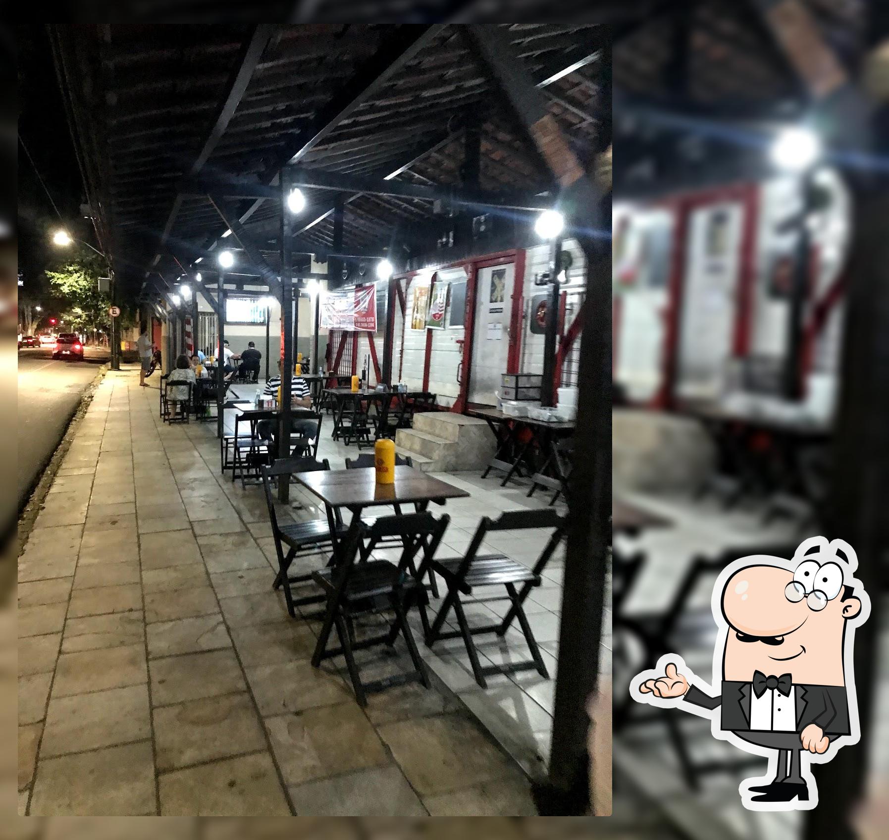 Sente em uma das mesas no O Vagão bar e restaurante desde decada 80