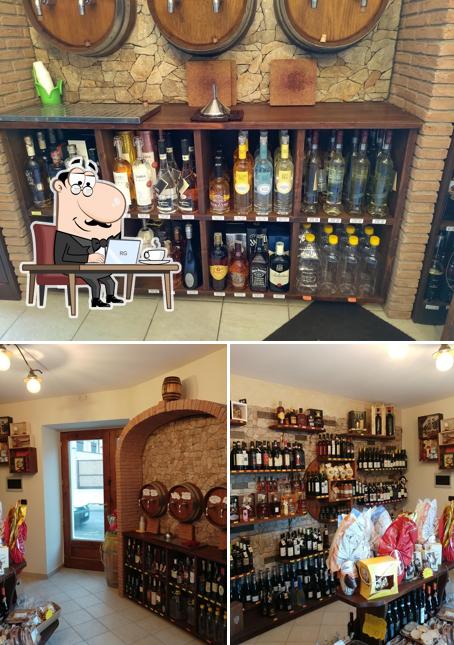 Gli interni di Enoteca Vino e dintorni