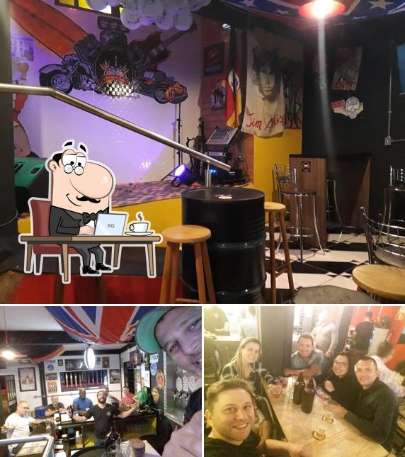 Sente em uma das mesas no Oficina Do Chopp
