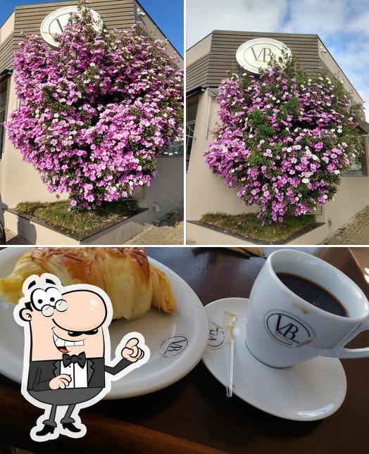 A Padaria Villa Branca se destaca pelo exterior e comida