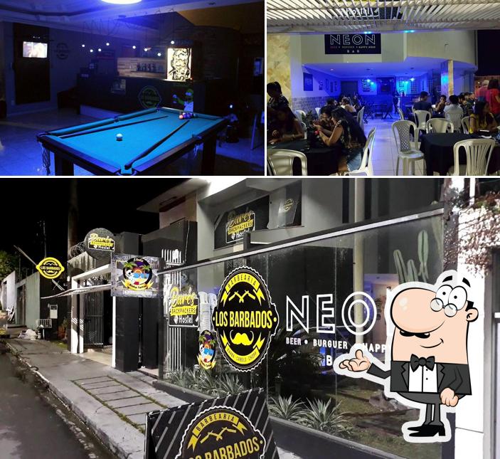 O interior do Neon Bar