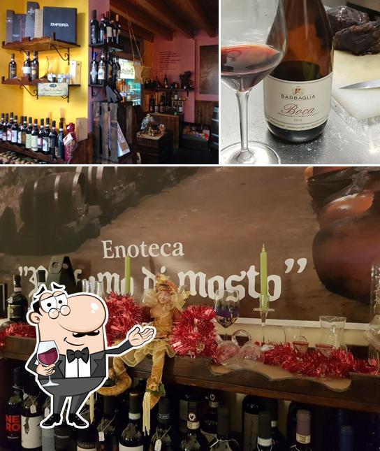 Приятно насладиться бокалом вина в "enoteca "Profumo di mosto" di MA.LO.Y.SAS"