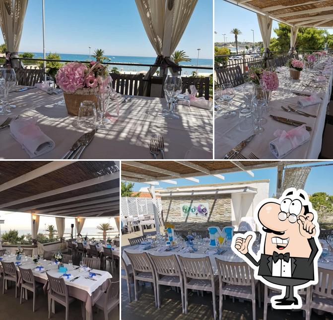 Siediti a un tavolo di Ristorante Pizzeria la Terrazza sul Mare