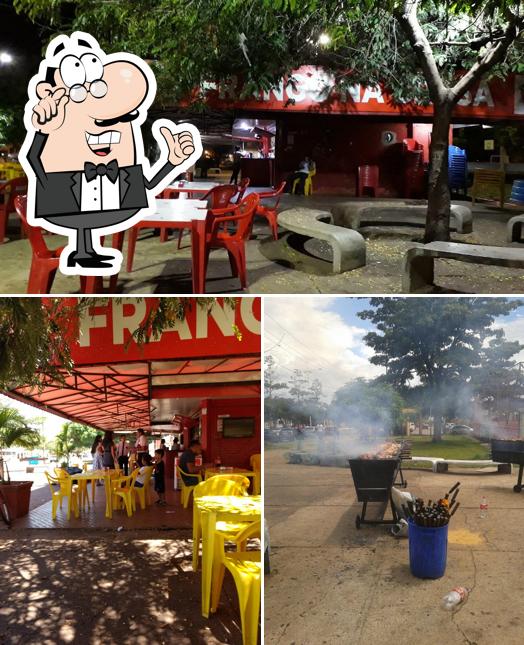Sente em uma das mesas no Churrascaria Frango na Brasa