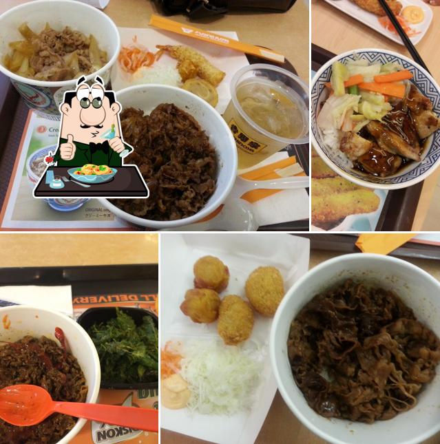 Comida en Yoshinoya - Tunjungan Plaza 3