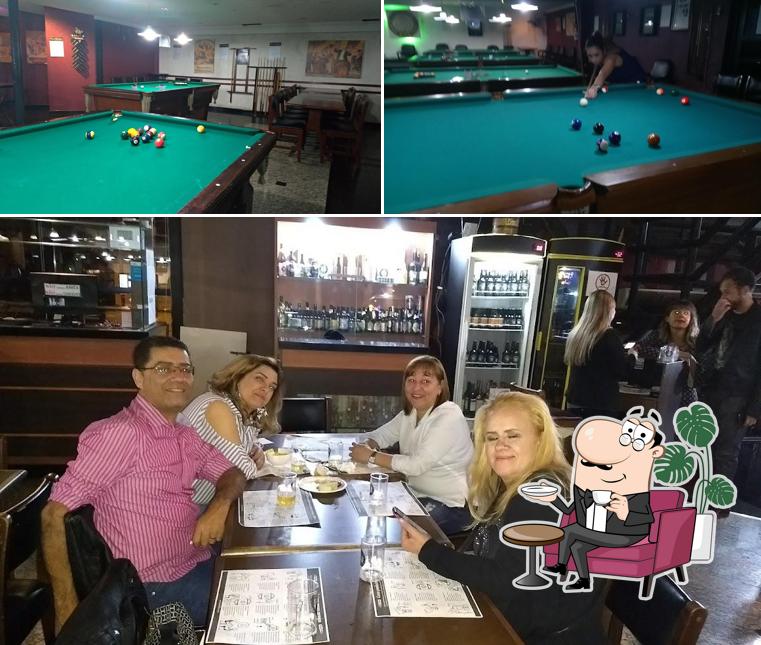 O interior do Dona Mathilde Snooker Bar & Betting Point