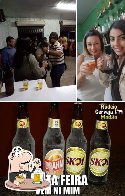 Você pode tomar uma tulipa de cerveja leve ou escura