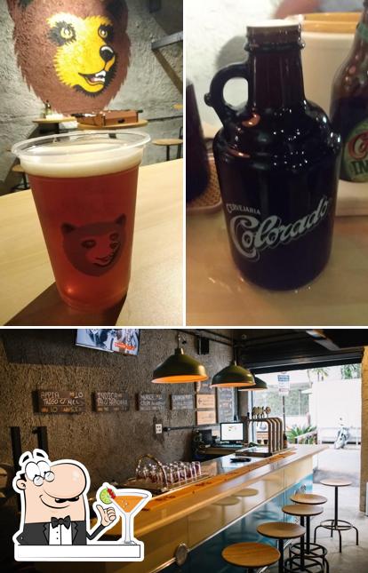 Entre diferentes coisas, bebida e interior podem ser encontrados no Bar do Urso - João Cachoeira (Cervejaria Colorado)