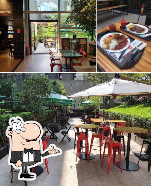 O Mania de Churrasco Prime Steak & Burger se destaca pelo interior e mesa de jantar