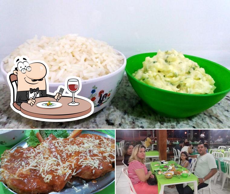 Entre diversos coisas, comida e mesa de jantar podem ser encontrados no Frangalhos Largadão