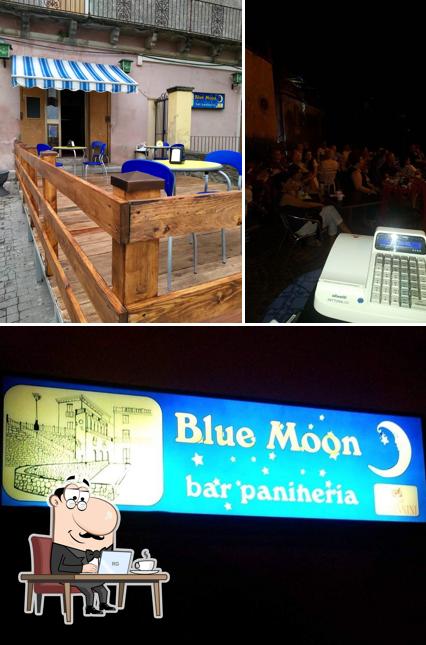 Gli interni di Bar Blue Moon