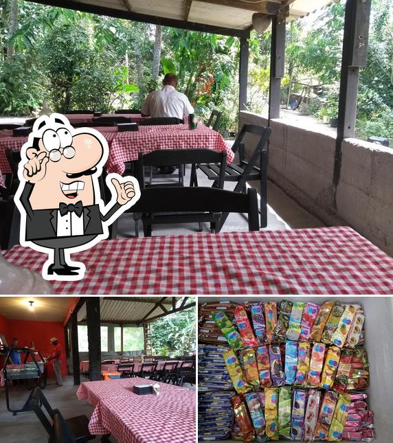 Entre diferentes coisas, interior e comida podem ser encontrados no Dona Lia Restaurante Bar