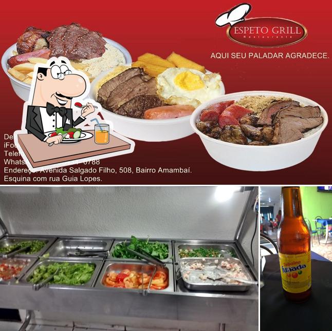 A comida e interior do restaurante