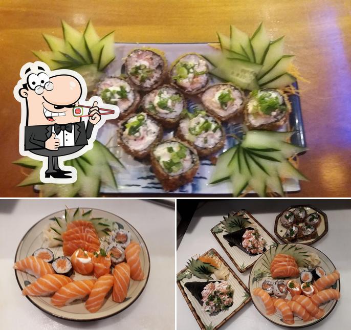 Rolos de sushi são disponibilizados no Gaijin Sushi Bar