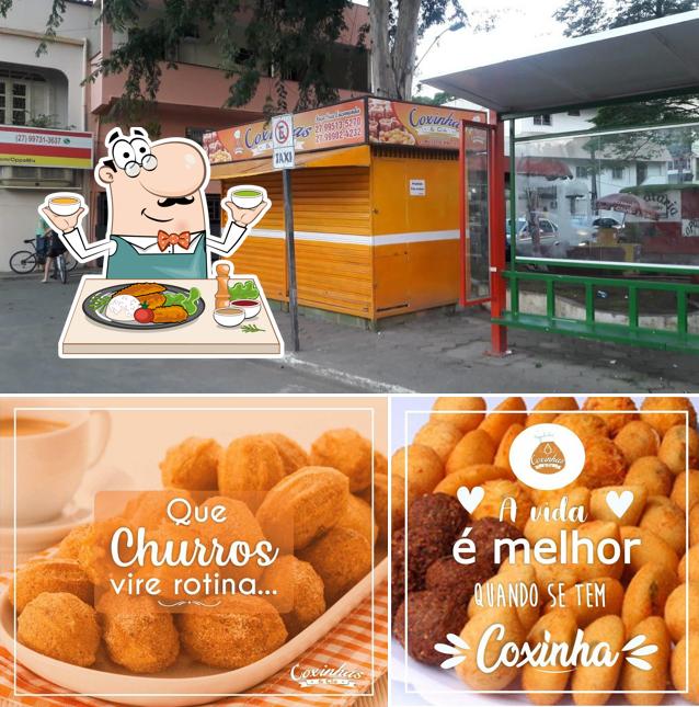 Entre diversos coisas, comida e exterior podem ser encontrados a Coxinhas & Cia