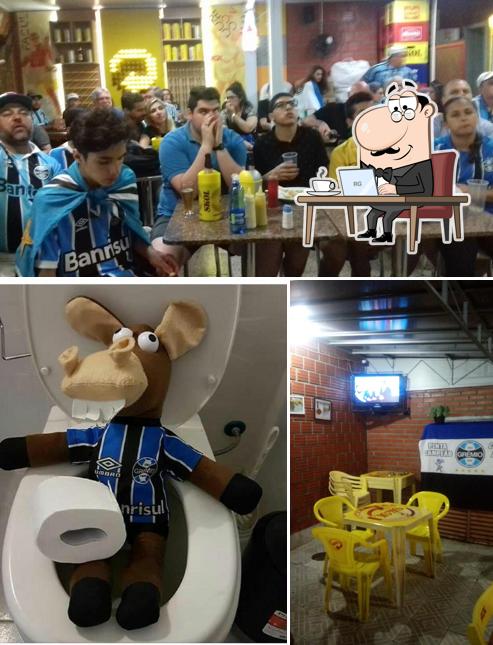 Sente em uma das mesas no Tchê Bauru
