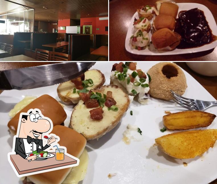 Entre diferentes coisas, comida e interior podem ser encontrados no Detroit Steakhouse