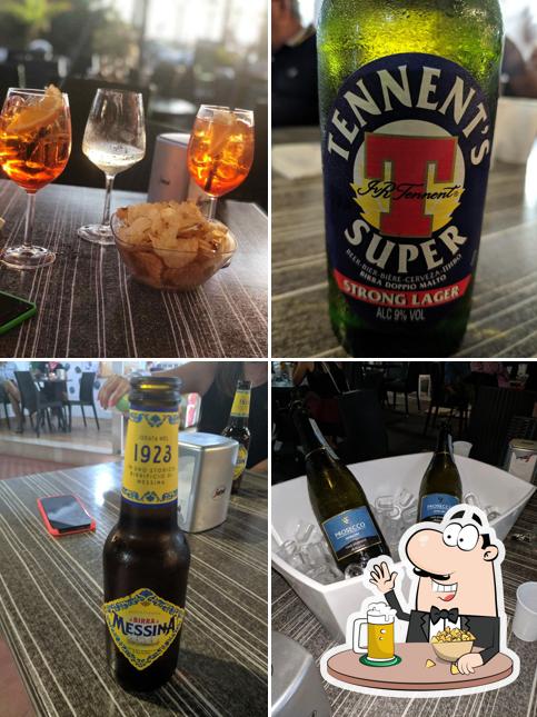 Puoi ordinare un rinfrescante bicchiere di birra chiara o scura