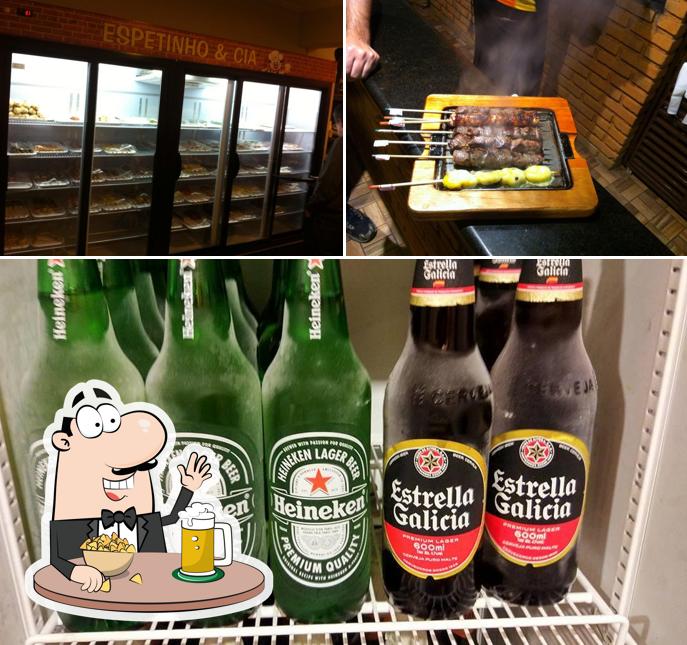 Desfute um copo de cerveja leve ou escura