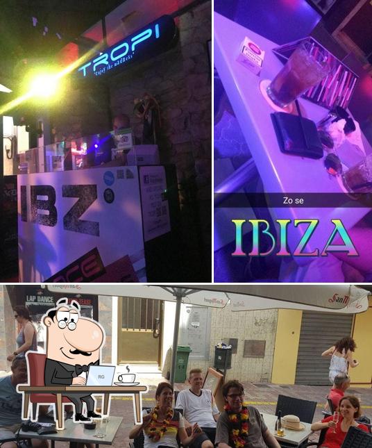 Observa las fotografías que muestran interior y comida en Tropi Trance Ibiza Bar