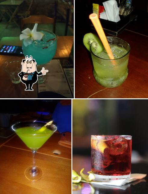 Насладитесь напитками в атмосфере "El Lugar Bar"