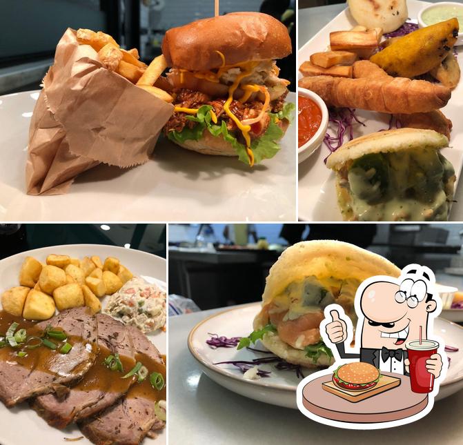 Ordina un hamburger a El Dandy Risto & Arepas Bar