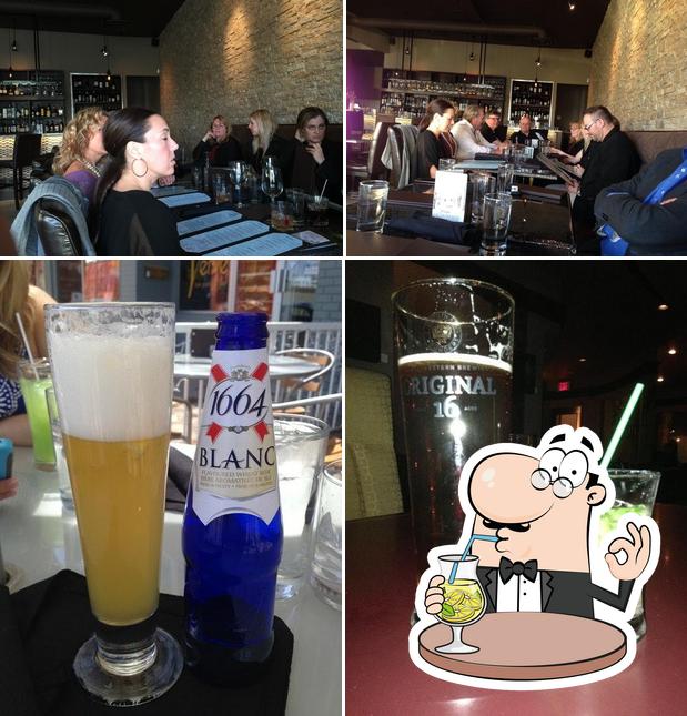 Изображение, на котором видны напитки и барная стойка в Table 10 Restaurant & Cocktail Lounge