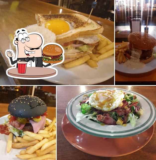 Prueba una hamburguesa en Taberna La Antigua Restaurante Bar