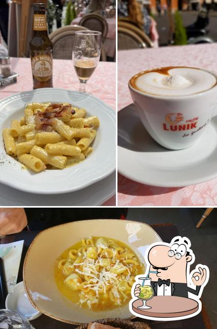 Напитки и еда - все это можно увидеть на этом снимке из 4 Fiumi - Piazza Navona