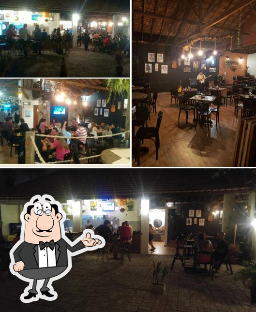 Sente em uma das mesas no Eremita Bar