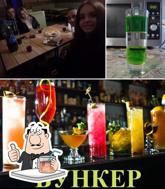 Observa las imágenes que muestran bebida y interior en Bar Leader (Bunker)