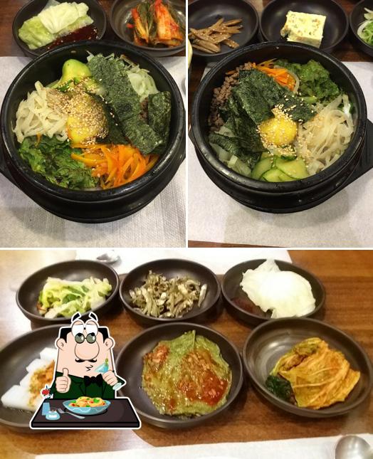 Platos en Kaya Korean Food