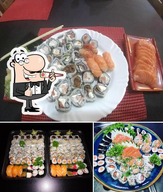 Rolos de sushi são servidos no Siri Oriental Sushi