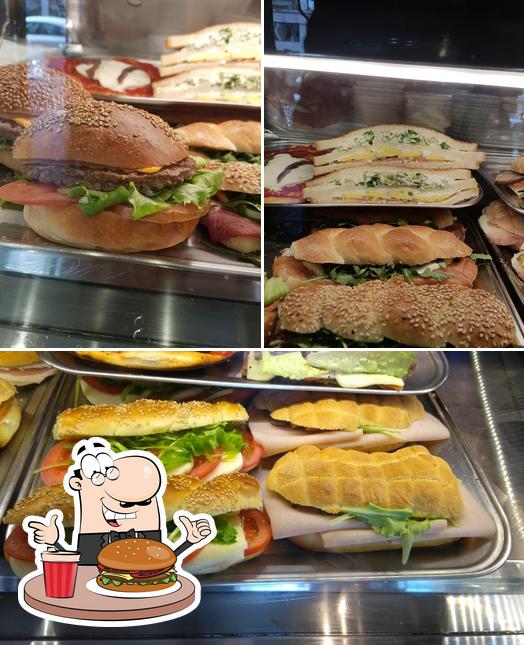 Prenditi un hamburger a Bar Dei Pari